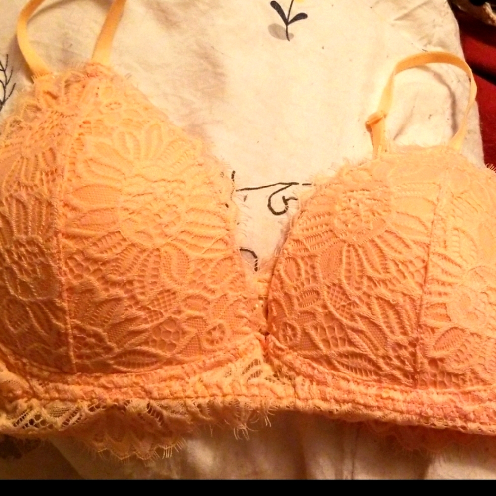 Padded lace 🍑 peach bralette